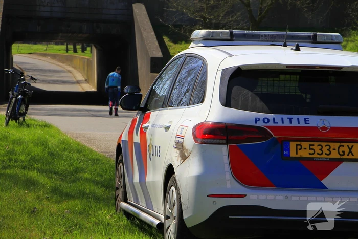 Motorrijder schuift over wegdek en belandt in sloot