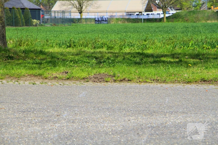Motorrijder schuift over wegdek en belandt in sloot