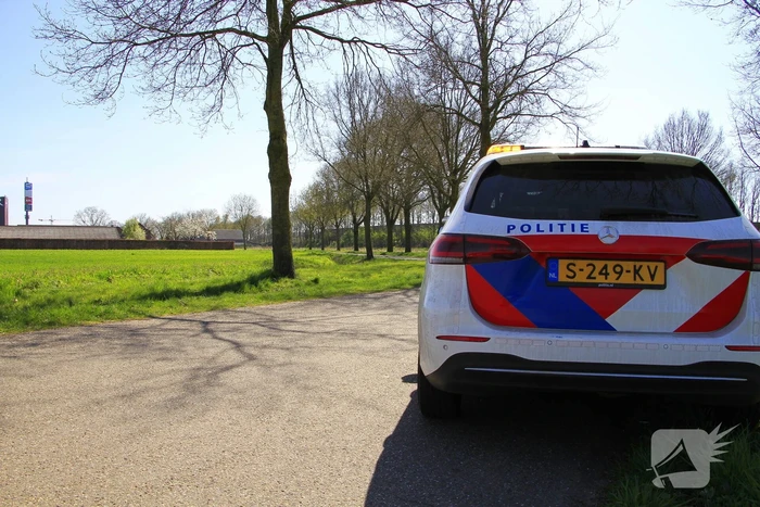 Motorrijder schuift over wegdek en belandt in sloot