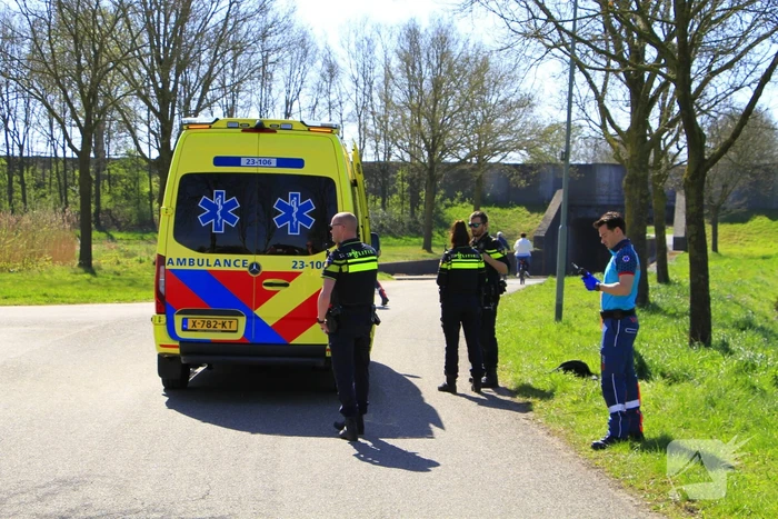 Motorrijder schuift over wegdek en belandt in sloot