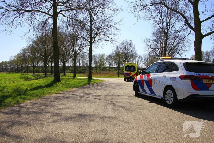 Motorrijder schuift over wegdek en belandt in sloot
