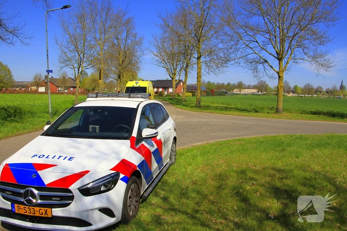 Motorrijder schuift over wegdek en belandt in sloot