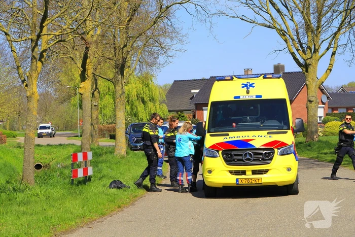 Motorrijder schuift over wegdek en belandt in sloot