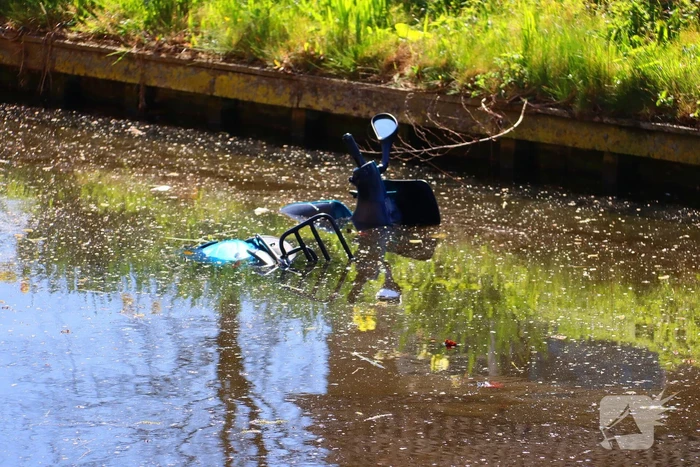 Scooterrijder gewond nadat scooter ter water raakt