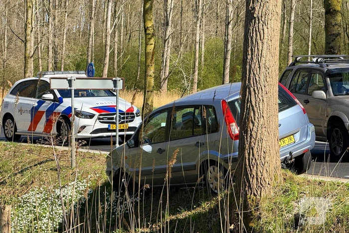 Auto's in botsing op kruising