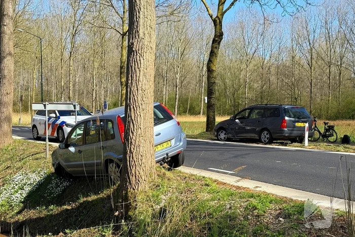 Auto's in botsing op kruising