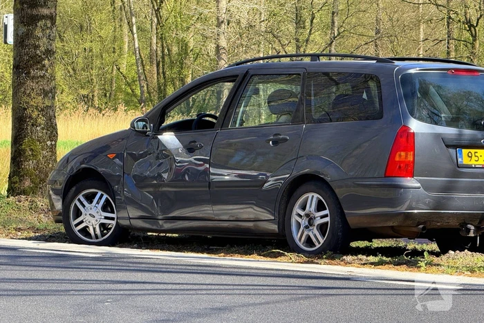 Auto's in botsing op kruising