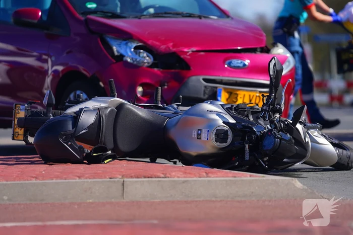 Motorrijder ten val bij aanrijding met personenauto