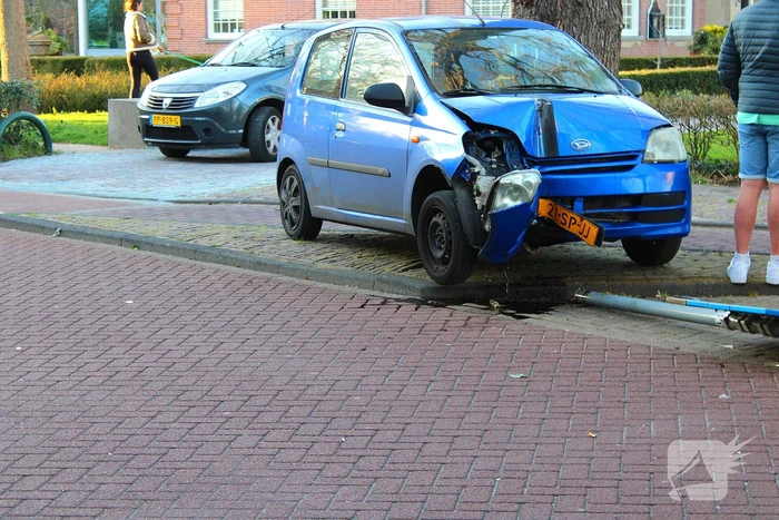 Automobilist ziet lantaarnpaal over het hoofd