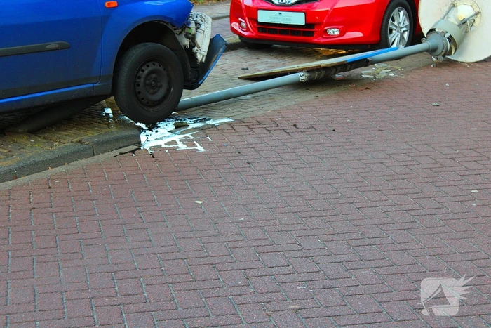 Automobilist ziet lantaarnpaal over het hoofd
