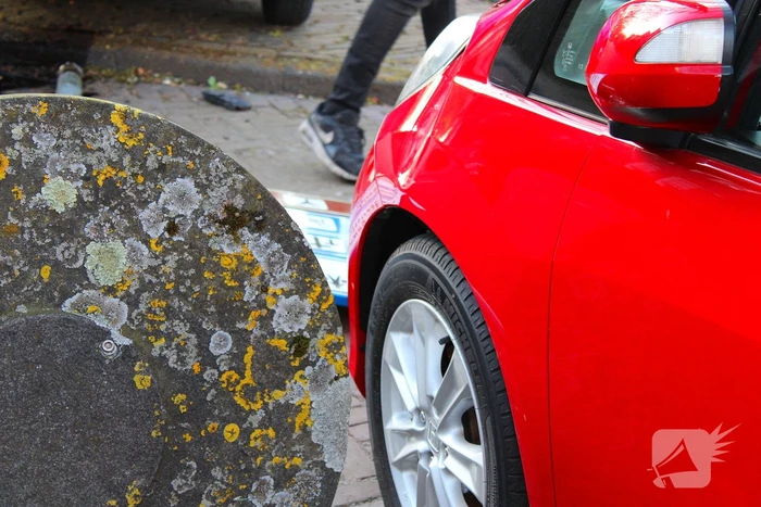 Automobilist ziet lantaarnpaal over het hoofd