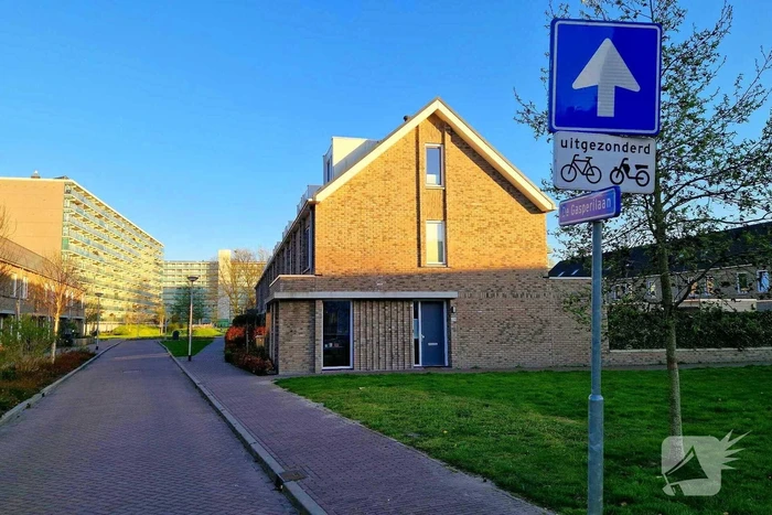 Politie in kogelwerende vesten zetten straten af