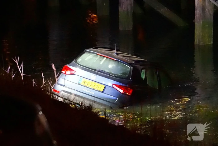 Personenauto raakt te water