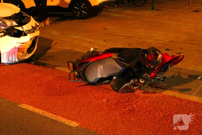 Flinke aanrijding tussen personenauto en scooter