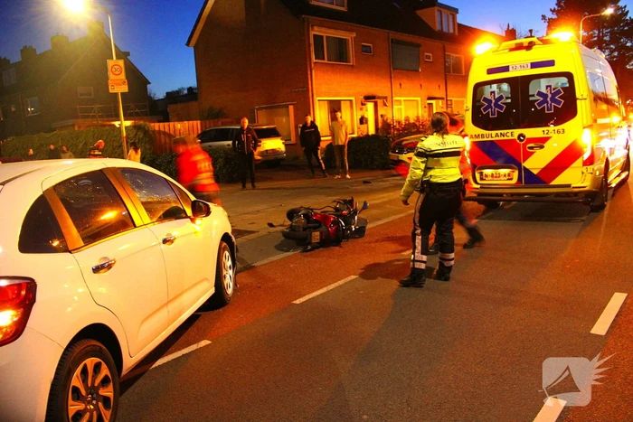 Flinke aanrijding tussen personenauto en scooter
