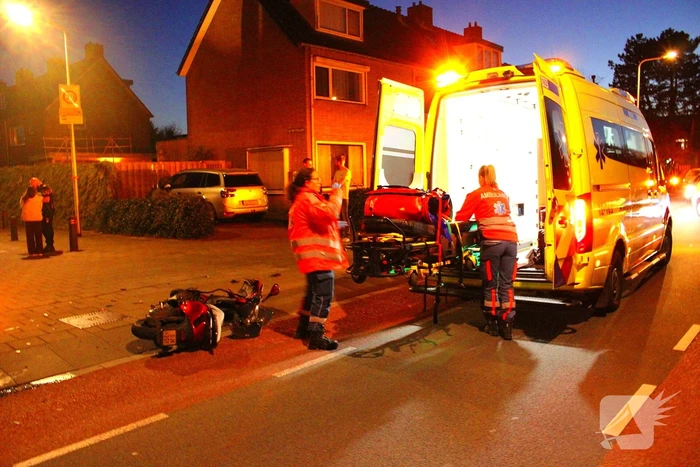 Flinke aanrijding tussen personenauto en scooter