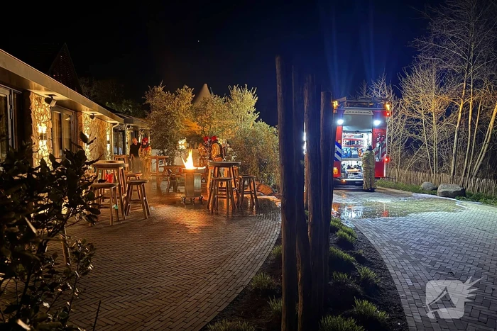 Brandweer blust brandende gasfles