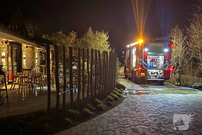 Brandweer blust brandende gasfles