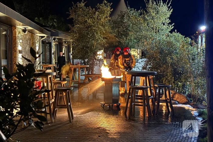 Brandweer blust brandende gasfles
