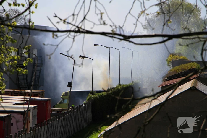 Flinke rookontwikkeling bij brand in bakwagen