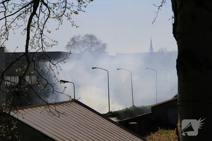 Flinke rookontwikkeling bij brand in bakwagen