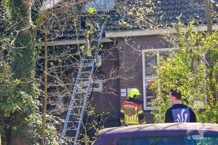 Brand in dakgoot snel onder controle