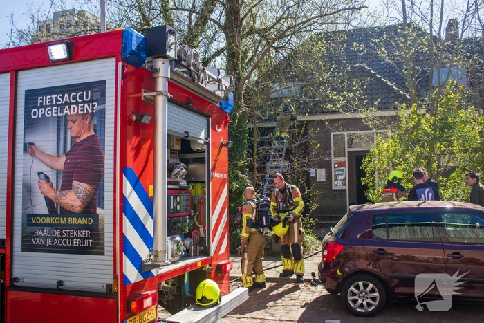 Brand in dakgoot snel onder controle