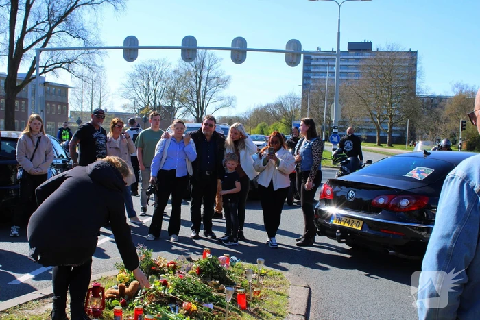 Bloemen gelegd tijdens herdenkingstocht voor overleden Jonathan (28)
