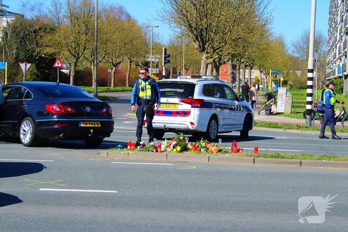 Bloemen gelegd tijdens herdenkingstocht voor overleden Jonathan (28)