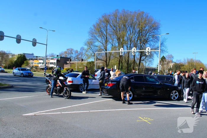 Bloemen gelegd tijdens herdenkingstocht voor overleden Jonathan (28)