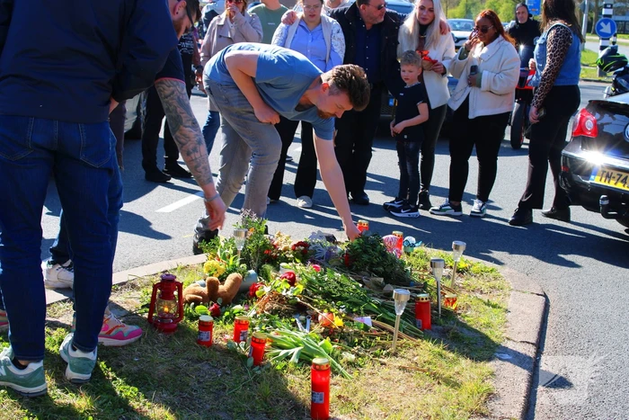 Bloemen gelegd tijdens herdenkingstocht voor overleden Jonathan (28)