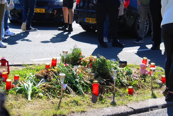 Bloemen gelegd tijdens herdenkingstocht voor overleden Jonathan (28)