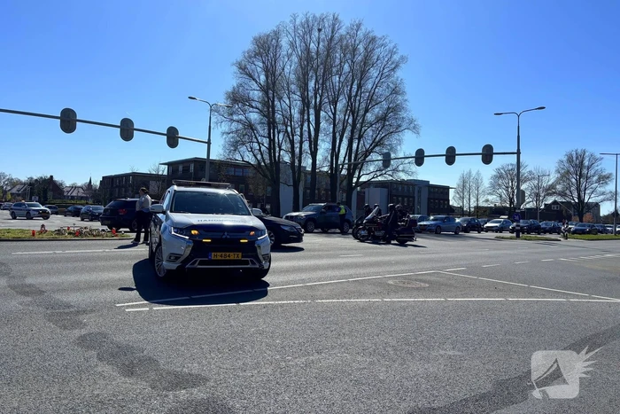 Bloemen gelegd tijdens herdenkingstocht voor overleden Jonathan (28)