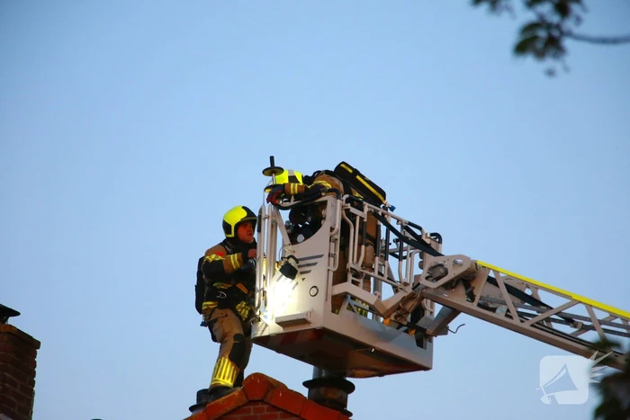 Brandweer dooft schoorsteenbrand