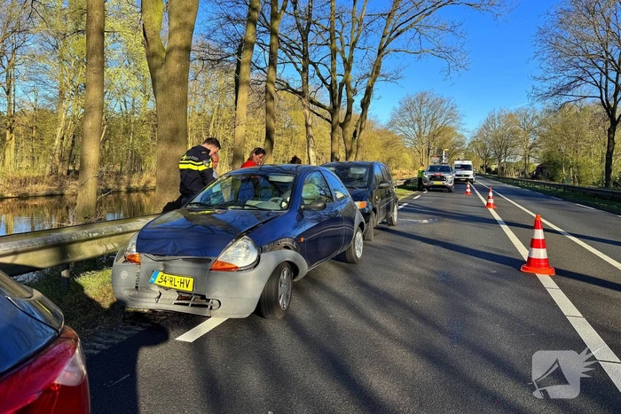 Veel schade bij kop-staartbotsing tussen drie voertuigen