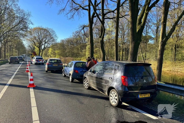Veel schade bij kop-staartbotsing tussen drie voertuigen