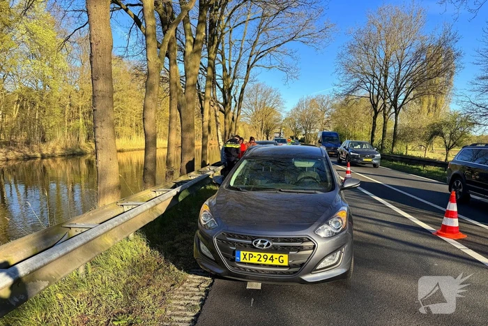 Veel schade bij kop-staartbotsing tussen drie voertuigen