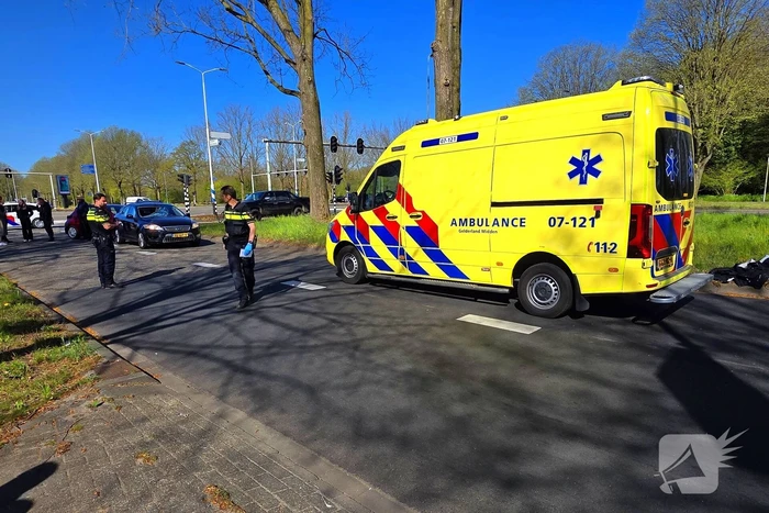 Fietser gewond bij aanrijding met auto, traumateam opgeroepen