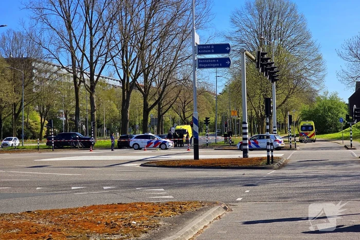 Fietser gewond bij aanrijding met auto, traumateam opgeroepen