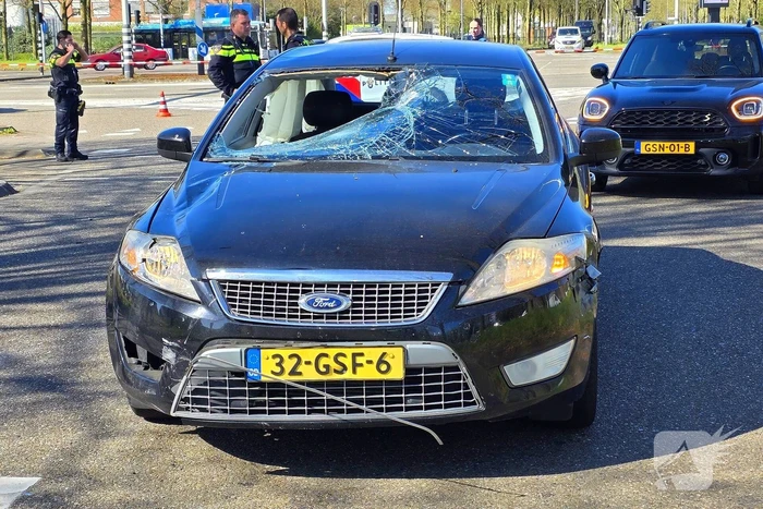 Fietser gewond bij aanrijding met auto, traumateam opgeroepen
