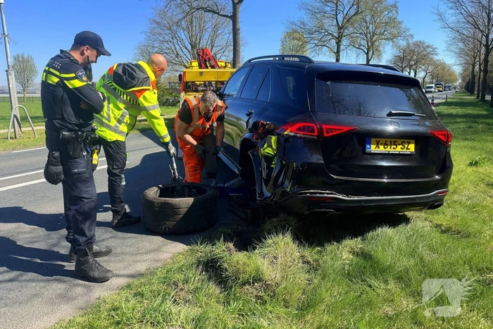 Camper belandt in weiland na aanrijding met personenauto