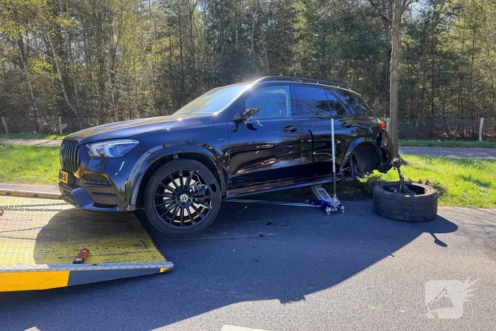 Camper belandt in weiland na aanrijding met personenauto