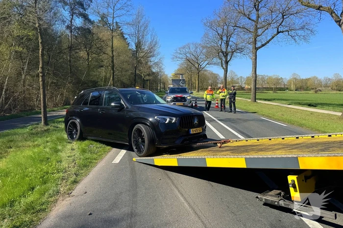 Camper belandt in weiland na aanrijding met personenauto