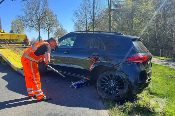 Camper belandt in weiland na aanrijding met personenauto