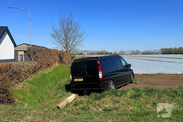 Camper belandt in weiland na aanrijding met personenauto
