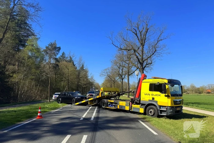 Camper belandt in weiland na aanrijding met personenauto