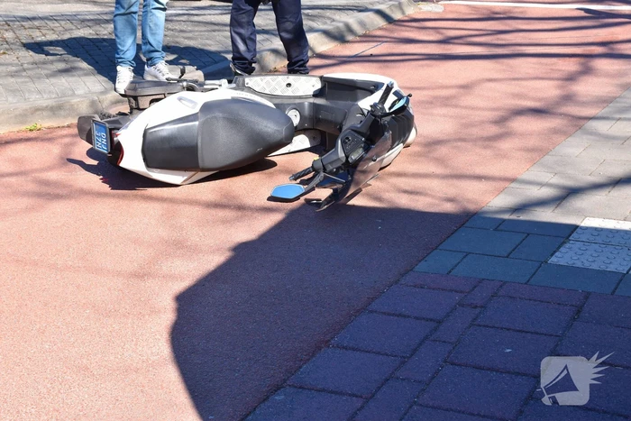 Scooterrijder en fietser botsen