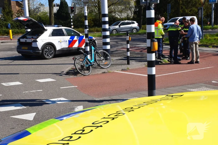 Scooterrijder en fietser botsen