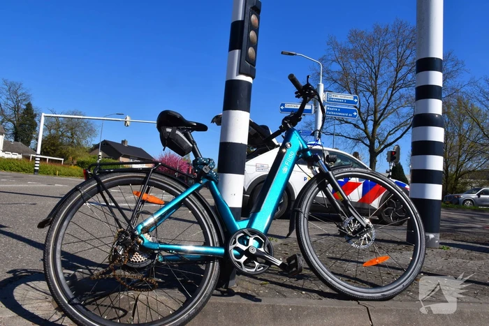 Scooterrijder en fietser botsen