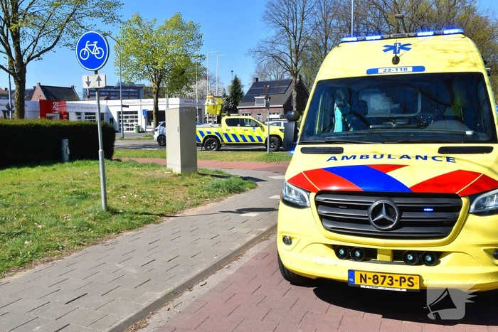 Scooterrijder en fietser botsen